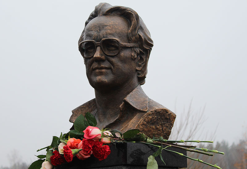 Бюст Алеся Адамовича торжественно открыли в Бобруйском районе. Фото