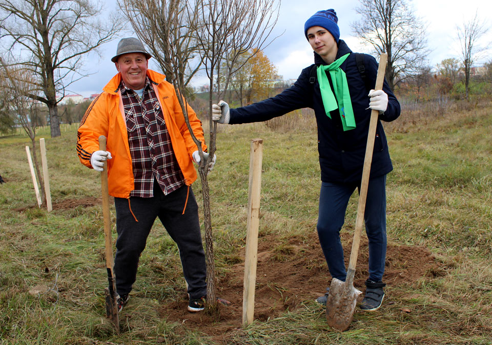 Аллею в честь 100-летия ВЛКСМ высадили в парке Подниколья в Могилеве. Фото