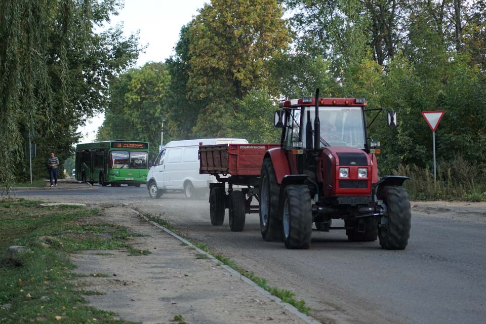 С 25 августа водители должны включать днем ближний свет фар