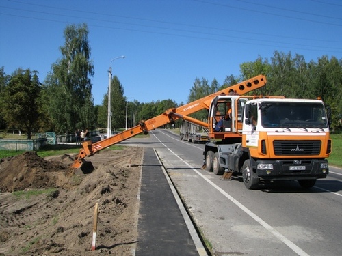 Дорожники «Могилеавтодора» улучшают условия для безопасного движения пешеходов вдоль автотрасс
