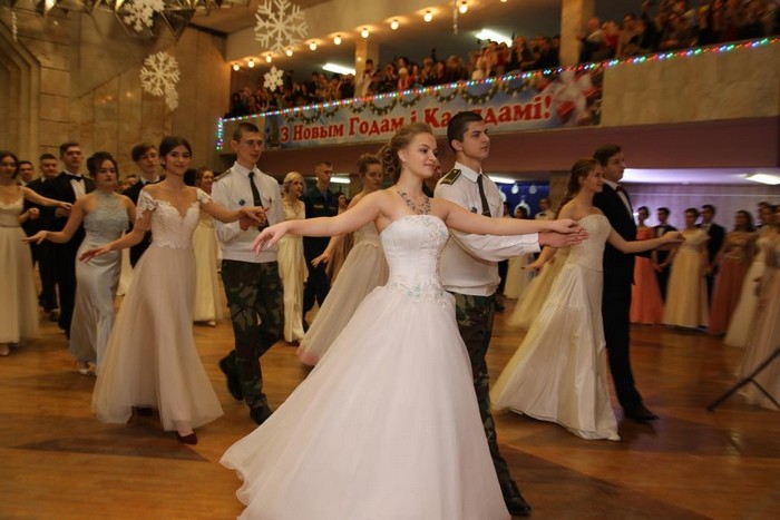 Первый новогодний бал для школьников прошел в Бобруйске. Фото