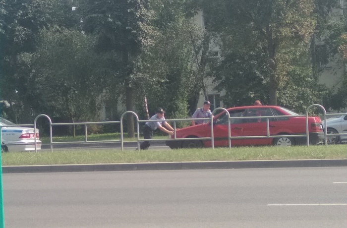 Милиционеры в Могилеве помогли толкнуть заглохший на оживленном перекрестке автомобиль