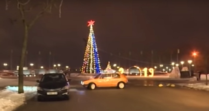 Авто с елкой на крыше колесит по Могилеву. Видео