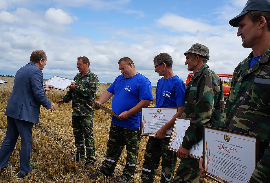 2 тысячи тонн намолотили и перевезли комбайнеры и водители «Зари»