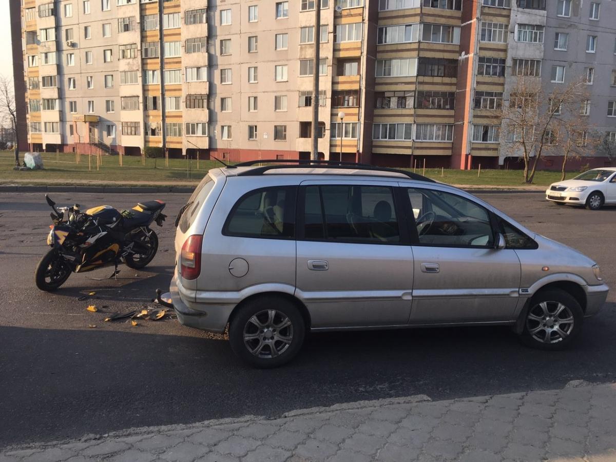 «Ямаха» в Могилеве столкнулся с «Опелем»,  мотоциклист в больнице