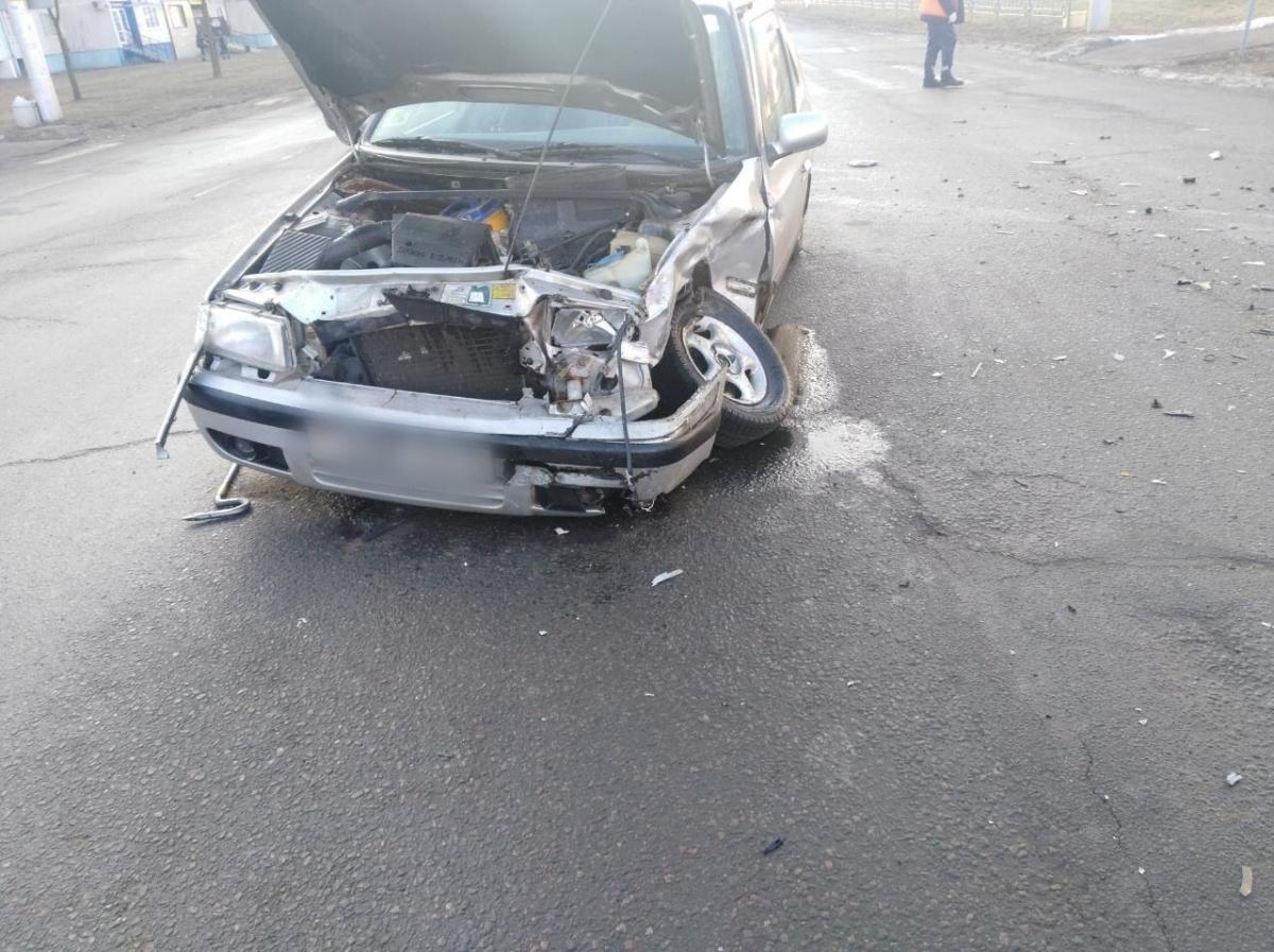 Автомобиль «Шкода» не уступил дорогу «Рено» в Бобруйске, один из водителей в больнице