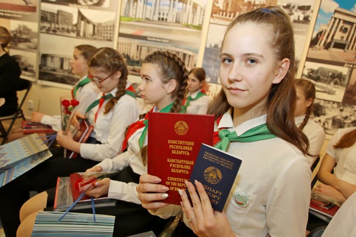 Юным бобруйчанам в торжественной обстановке вручили паспорта