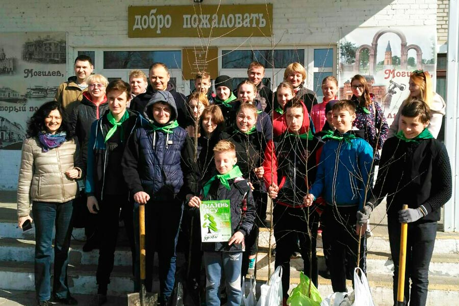 Березовую аллею высадили учащиеся и депутаты Могилева