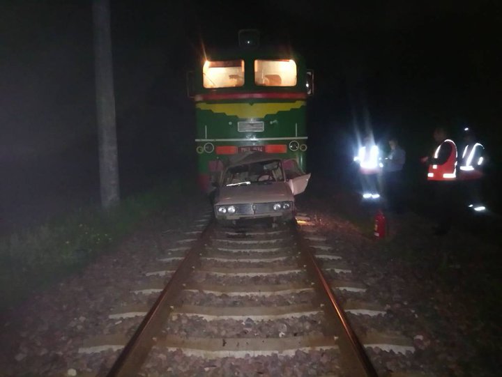 Поезд в Бобруйском районе столкнулся с «Жигулями» - автомобиль стоял на путях