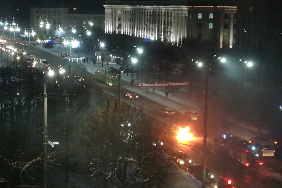 Автомобиль горел на площади Ленина в Могилеве. Видео