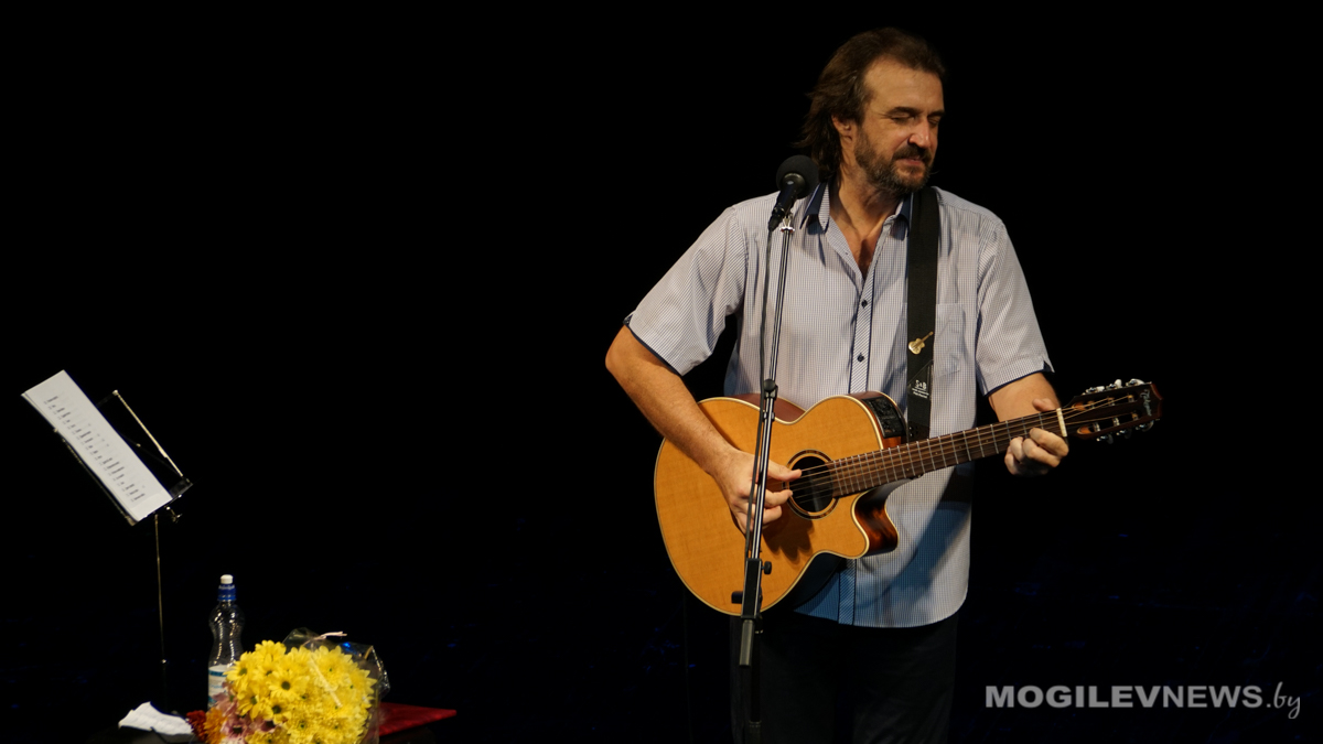 Александр Баль отпраздновал 50-летие сольным концертом в Могилевском драмтеатре. Фото