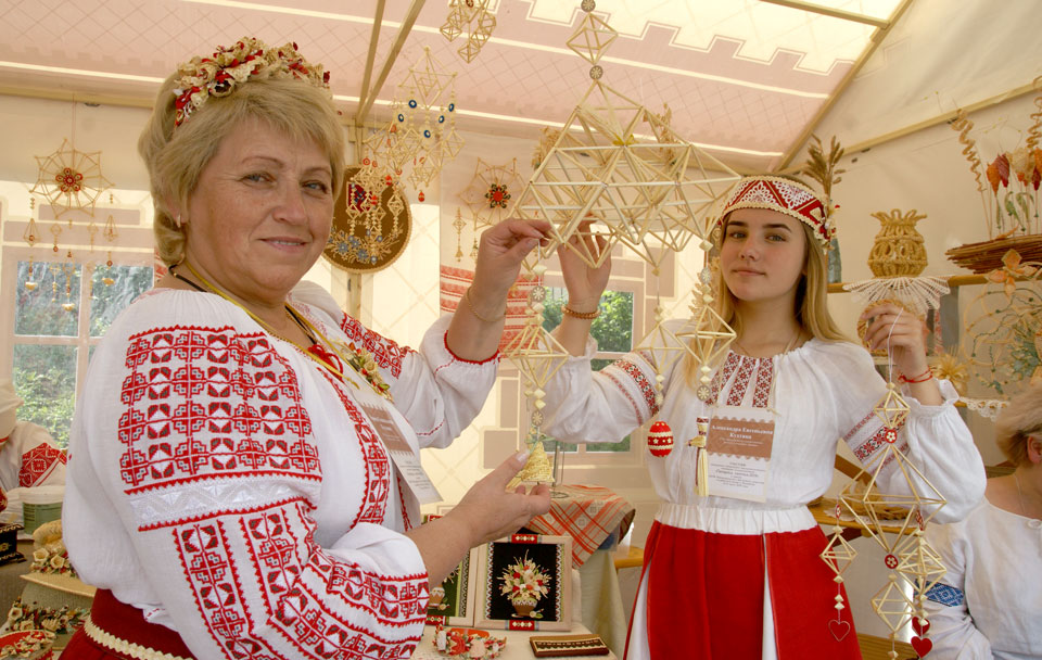 Мастера соломоплетения из Быхова и Горок отмечены дипломами «Славянского базара». Фото