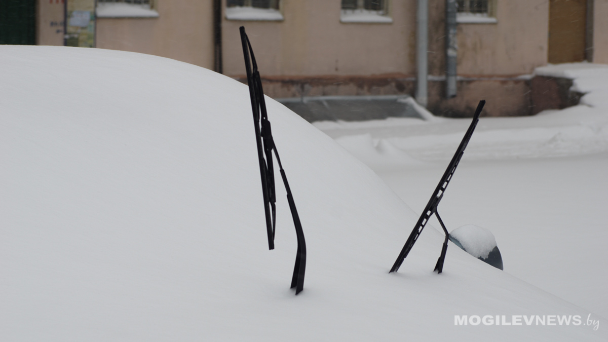 Жильцов многоэтажек и автовладельцев Могилева просят принять участие в уборке дворовых территорий от снега