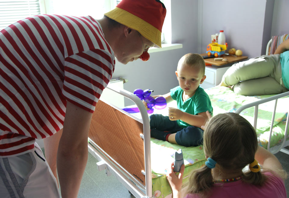 «Больничные клоуны  Фанни ноуз» посетили Могилевскую областную детскую больницу