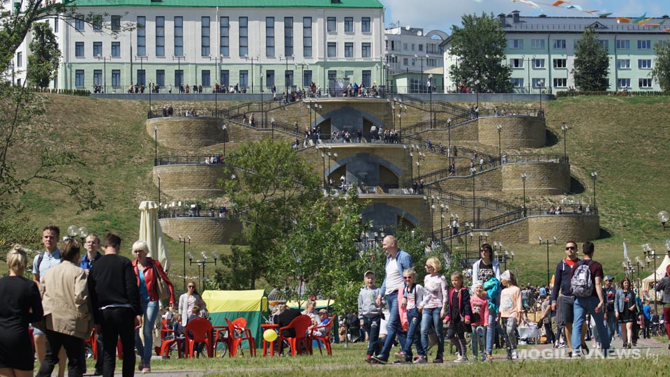 Декоративные кустарники на склонах спуска в парке Подниколья Могилева высадят осенью