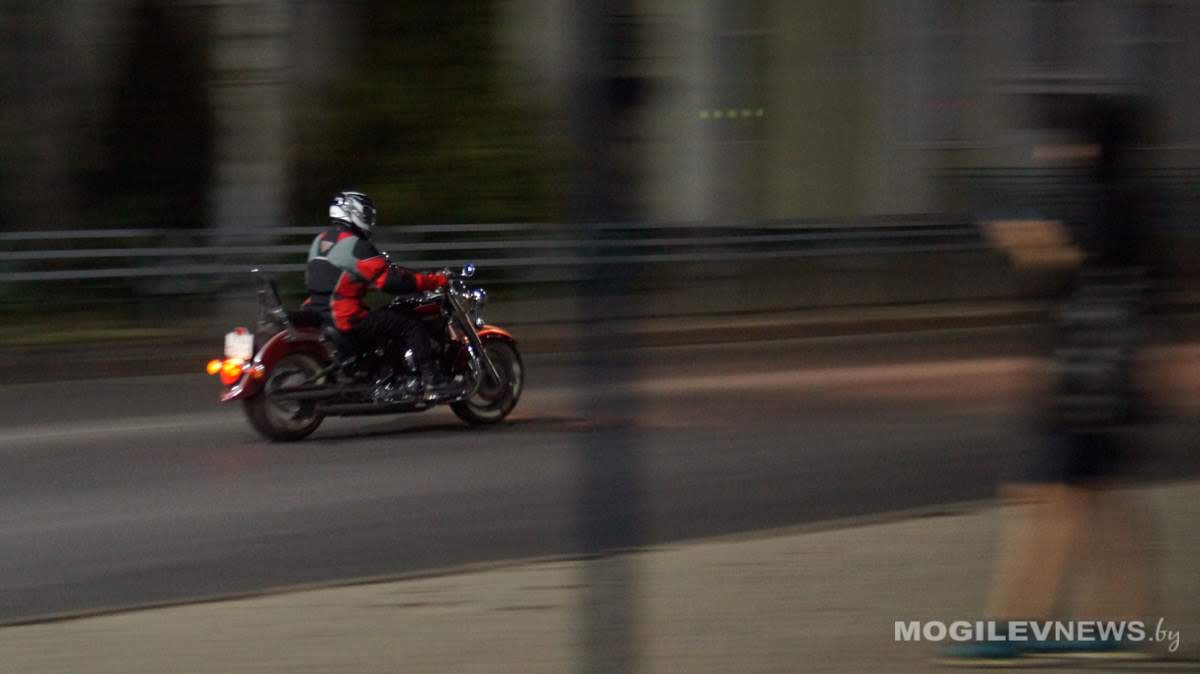 Мотоциклистов в Беларуси с 29 августа будут штрафовать за езду на одном колесе