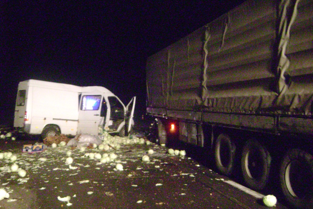 Микроавтобус и грузовик столкнулись в Кировском  районе, погиб один из водителей