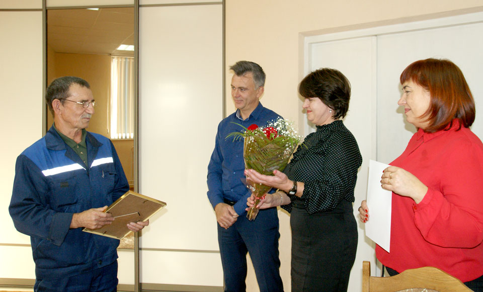 Заслуженного юбиляра  чествовали  в Шклове на заводе газетной бумаги. Фото