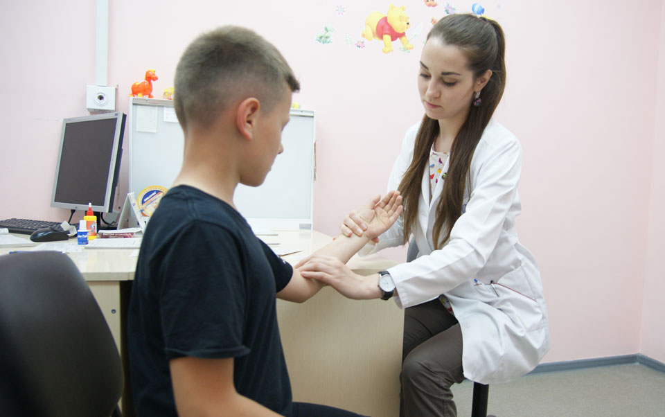 Поликлиники и больницы изменят изменят график работы в предстоящие "длинные выходные"