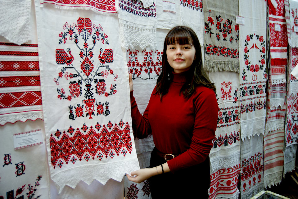 Выставка национального костюма открылась в Могилевском центре народного творчества. Фото