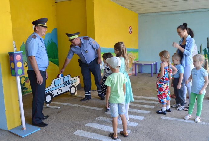 Беседки в глусском детскому саду оформили на милицейскую тематику