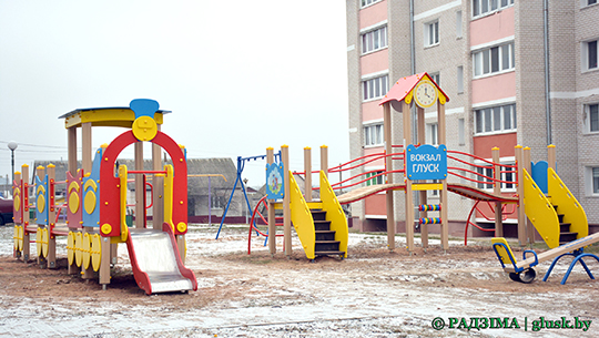 Могилевские железнодорожники подарили детскую игровую площадку Глуску