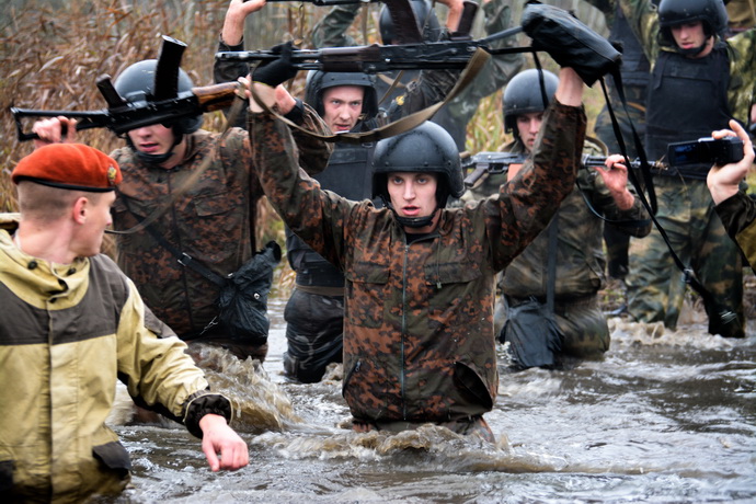 Испытания на право ношения черного берета прошли сотрудники могилевского ОМОНа. Фото