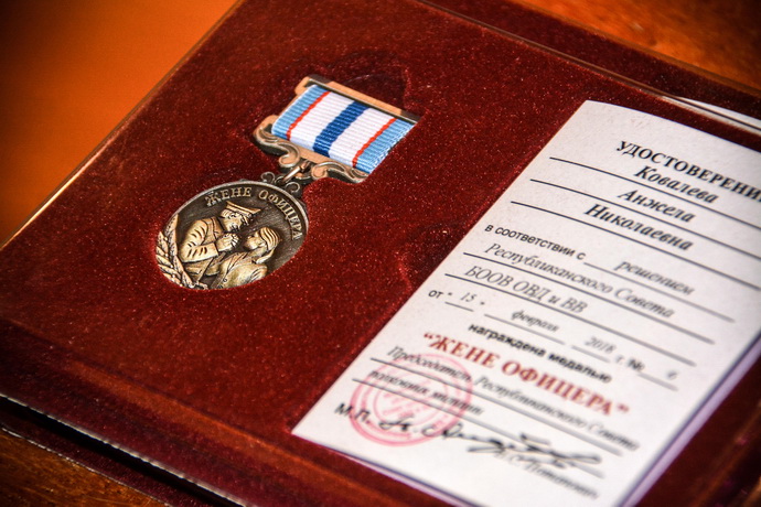 Специальную медаль «Жене офицера» вручили в Могилеве супругам ветеранов милиции