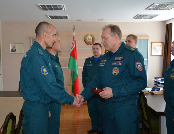 Два работника МЧС из Климович удостоены государственных наград