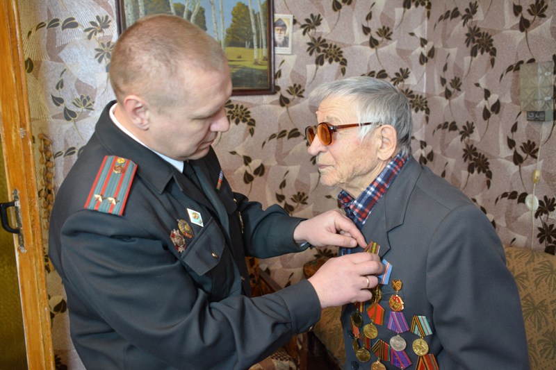 Ветеранам войны и органов внутренних дел вручили медали ко Дню милиции. Фото