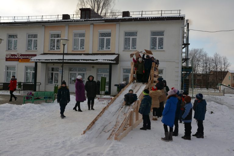 Детскую горку для ребят из агрогородка Красная Буда приобрели офицеры Кричевского отдела Департамента охраны