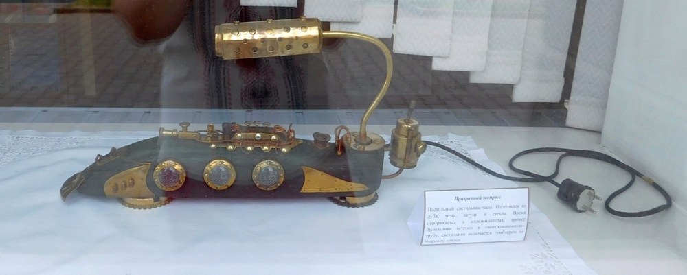 Выставка трех авторов открылась в окнах могилевской библиотеки