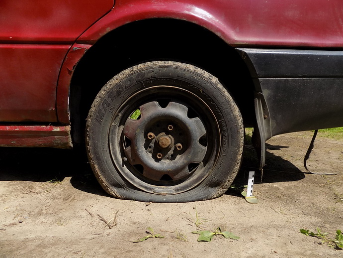 Шины 22 автомобилей порезали двое мужчин в Быховском районе