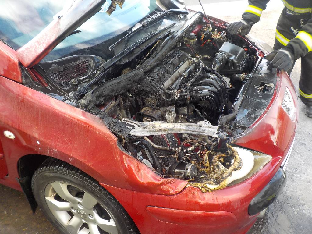 На улице в Бобруйске горел автомобиль