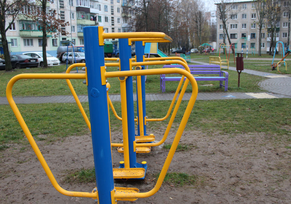 С участием спонсоров и жителей города благоустроены придомовые территории в Могилеве