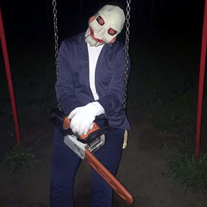 Милиция установила причастных к видео про гуляющего по Кричеву в маске и с бензопилой парня