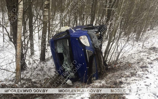 Автомобиль опрокинулся в Костюковичском районе, четверо пострадавших