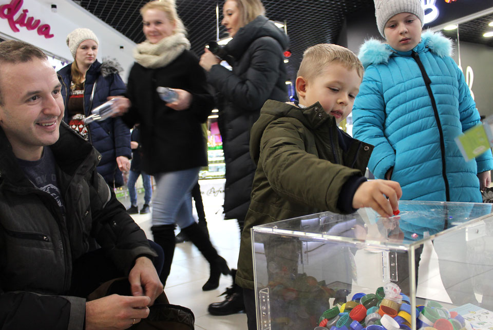 Могилев поддержал акцию по сбору пластиковых бутылок и крышечек. Фото