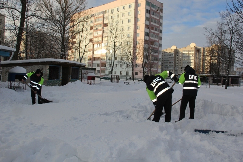 Сотрудники ГАИ в Могилеве помогли расчистить снег во дворе детского сада