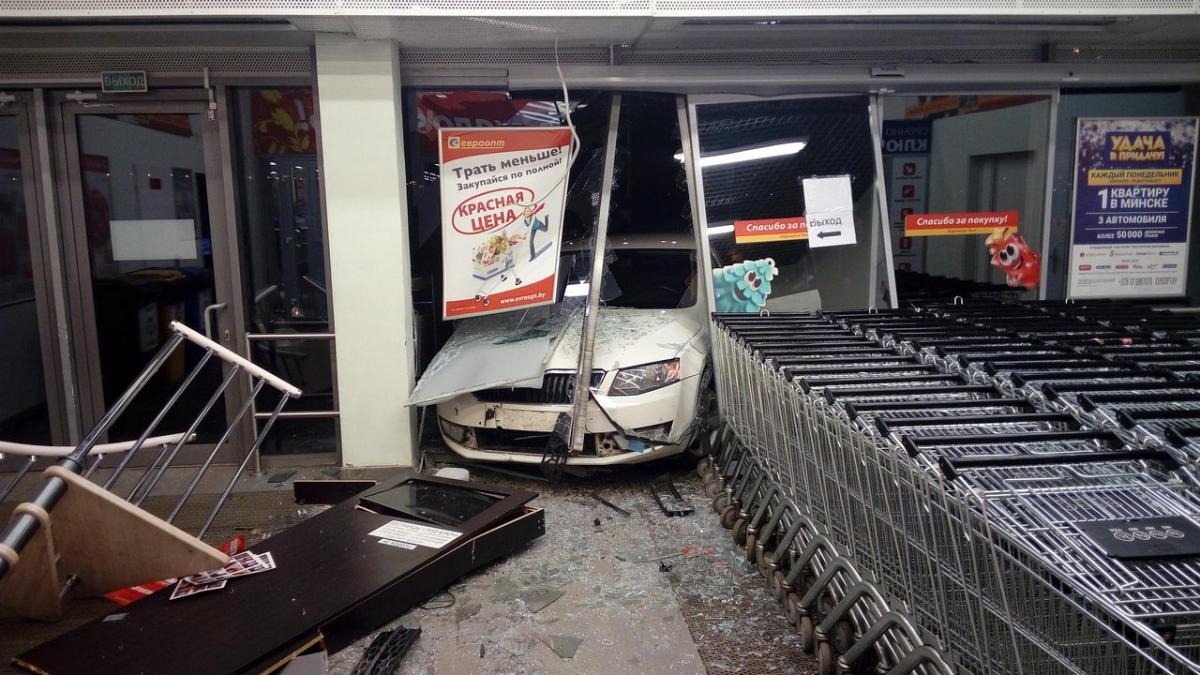 Девушка на «Шкоде» въехала в двери «Е-сити» в Могилеве. Фото