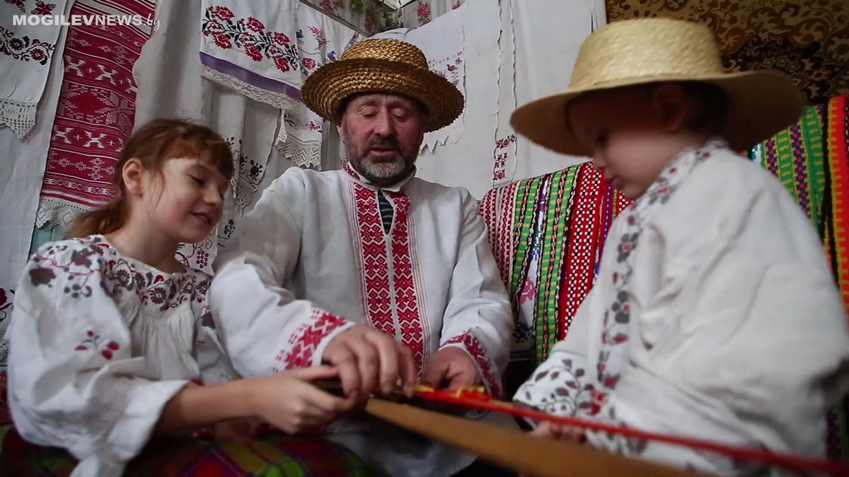 Уникальную коллекцию одежды и предметов быта собрал этнограф-любитель из Климовичского района