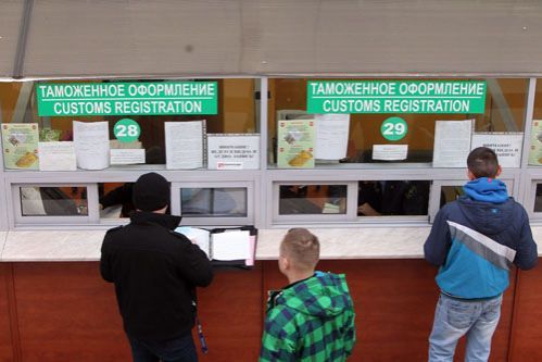 При заполнении декларации на товары необходимо указывать курс валют, действующий на день регистрации таможней заявления