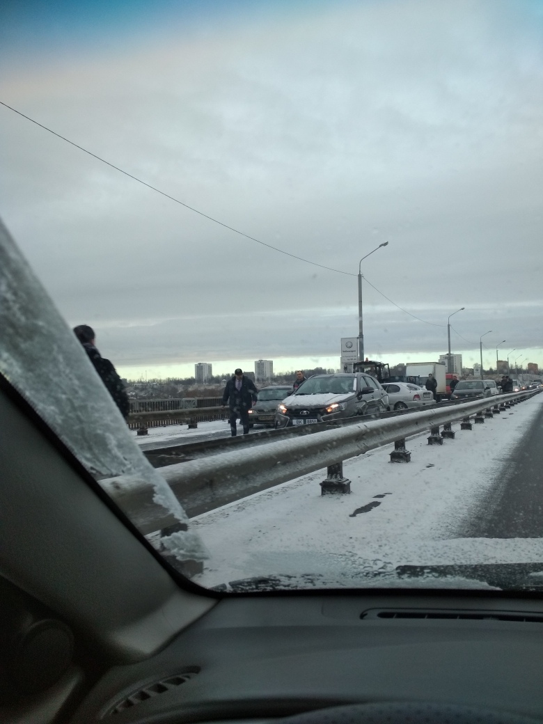 Несколько автомобилей столкнулись утром на мосту в Могилеве (обновлено)