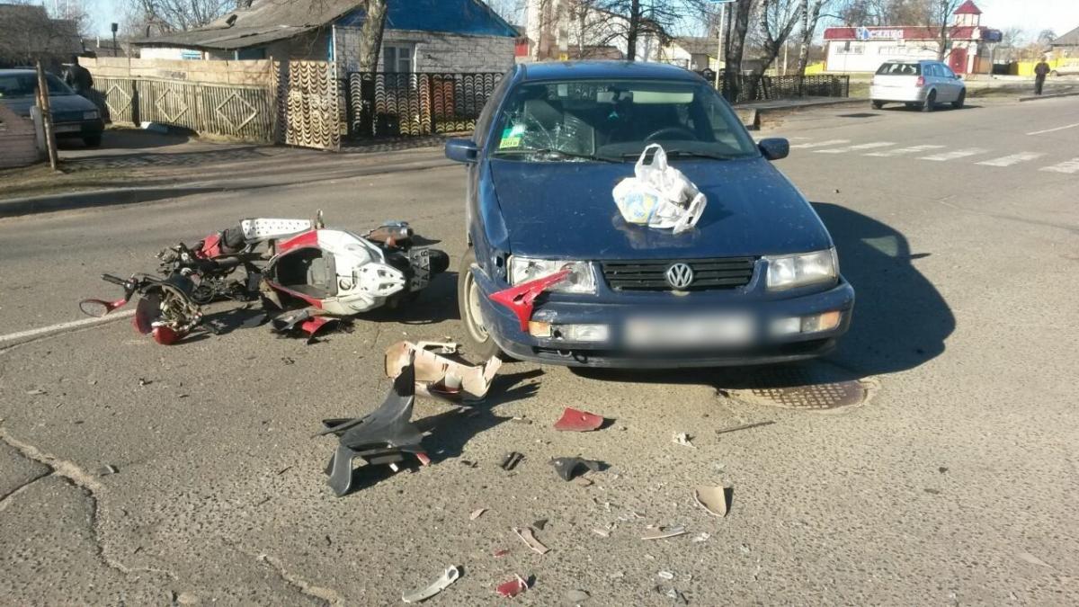 «Фольксваген» в Глуске не уступил дорогу мопеду, водитель мопеда в больнице