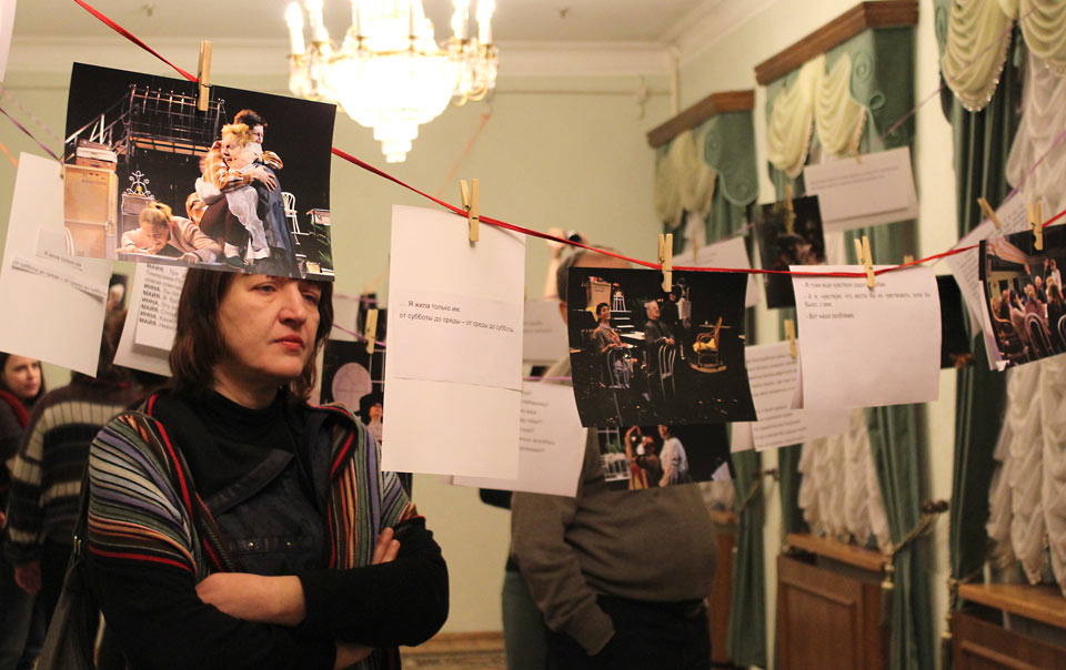 «Фотосушку» репетиций нового спектакля «Три красавицы» устроили в фойе драмтеатра Могилева. Фото