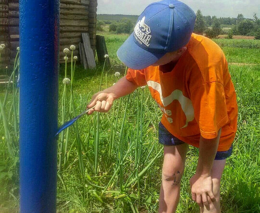 Волонтеры БРСМ благоустроили территорию храма в Могилевском районе