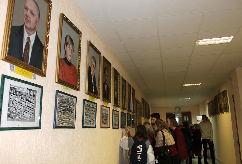 Портретную галерею географов МГУ им.А.А.Кулешова дополнили QR-кодами. Фото