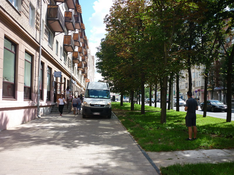 Грузовик в Могилеве на тротуаре наехал на пенсионерку