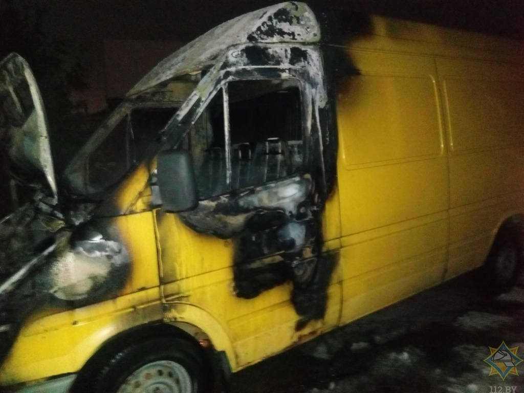 Грузовой микроавтобус горел ночью в Могилеве