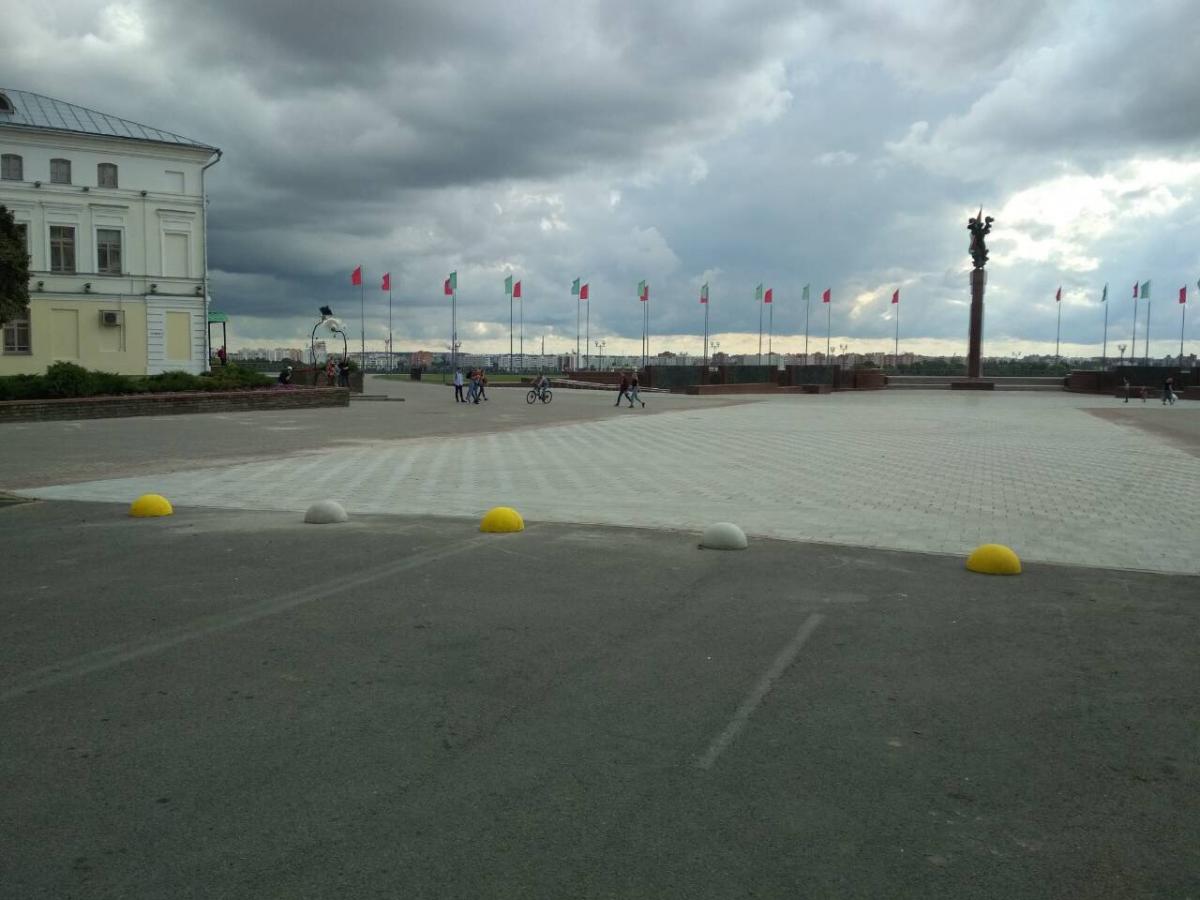 На въездах на площадь Славы установлены полусферы, ограничивающие въезд транспорта